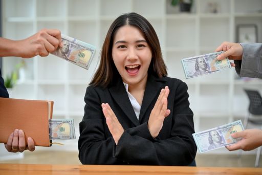 お金を断る女性