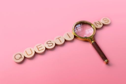 puestionsと書かれたブロックと虫眼鏡