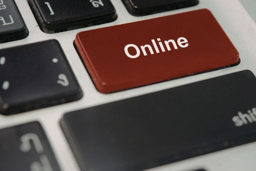 パソコンのキーボードにonlineの赤いキー