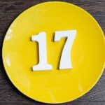 黄色いお皿に置かれた白い17のオブジェ
