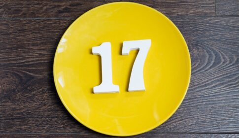 黄色いお皿に置かれた白い17のオブジェ