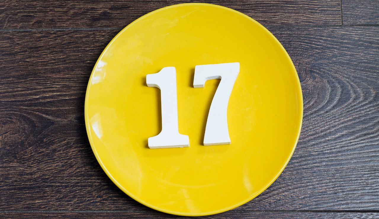 黄色いお皿に置かれた白い17のオブジェ