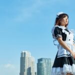 青空とメイド服の女性