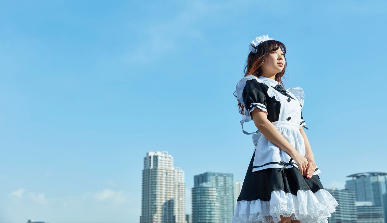 青空とメイド服の女性