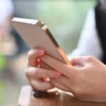 スマホを持っている女性の手元