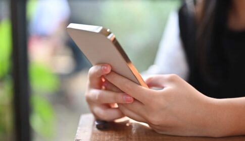 スマホを持っている女性の手元