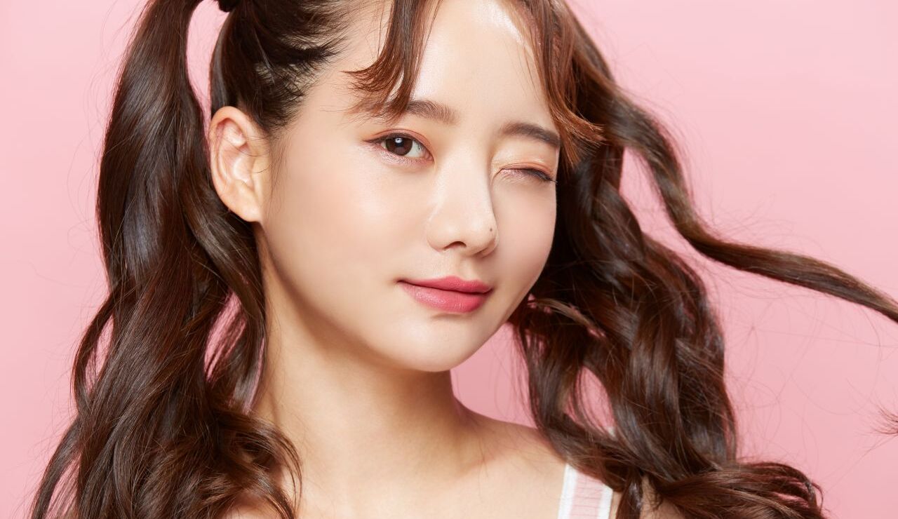 こちらを見るツインテールの女性