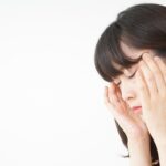 頭を抱える女性の横顔