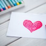 ピンクのクレヨンで書かれたハート