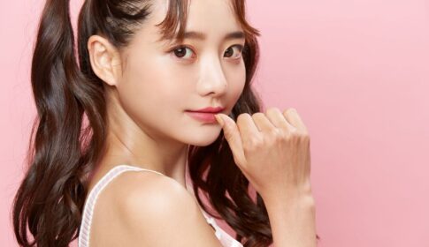 指をくわえてこちらを見る女性