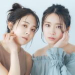 こちらを見る2人の女性