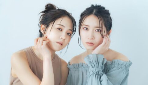 こちらを見る2人の女性