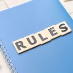水色のノートに白い四角のメモの上に黒字でRULES