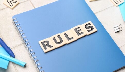 水色のノートに白い四角のメモの上に黒字でRULES