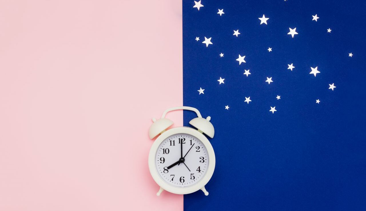 昼と夜の背景の前にある置時計