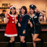 ガールズバーでクリスマスと制服とピリスノコスプレをする女の子