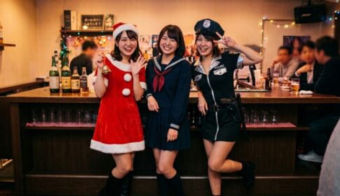 ガールズバーでクリスマスと制服とピリスノコスプレをする女の子