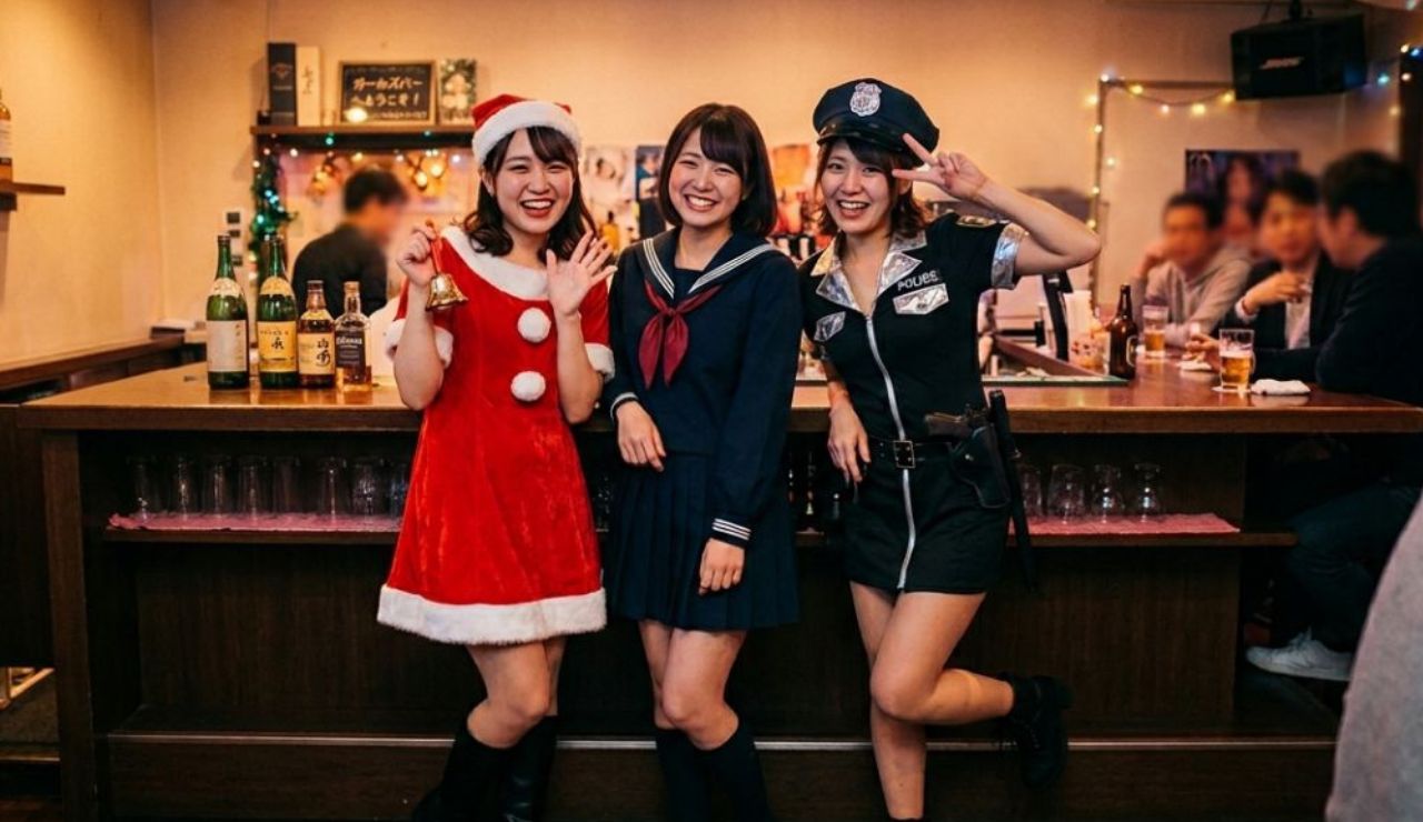ガールズバーでクリスマスと制服とピリスノコスプレをする女の子