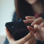 スマホを触る女性の手元