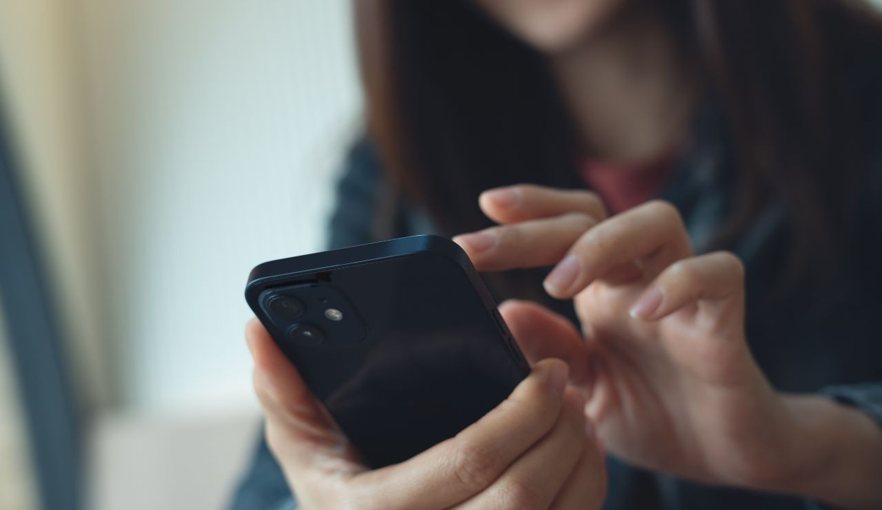 スマホを触る女性の手元