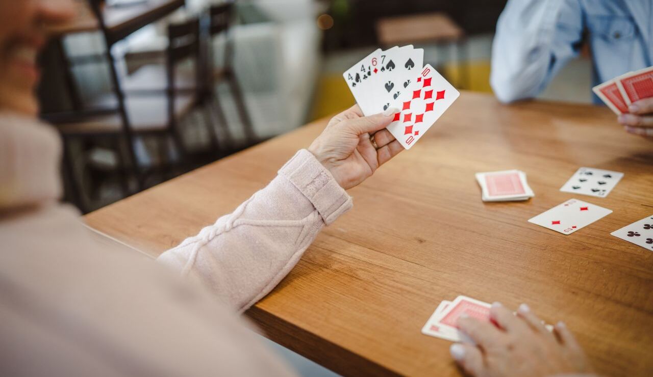 トランプを持つ女性の手