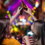 お酒で乾杯する女性2人