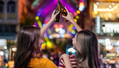 お酒で乾杯する女性2人