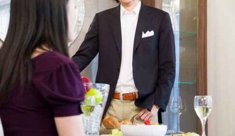 向かい合う男女