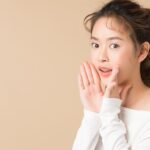 内緒話をする女性