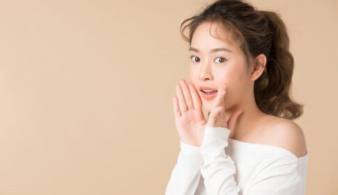 内緒話をする女性