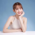 頬に手をあててこちらを見る女性