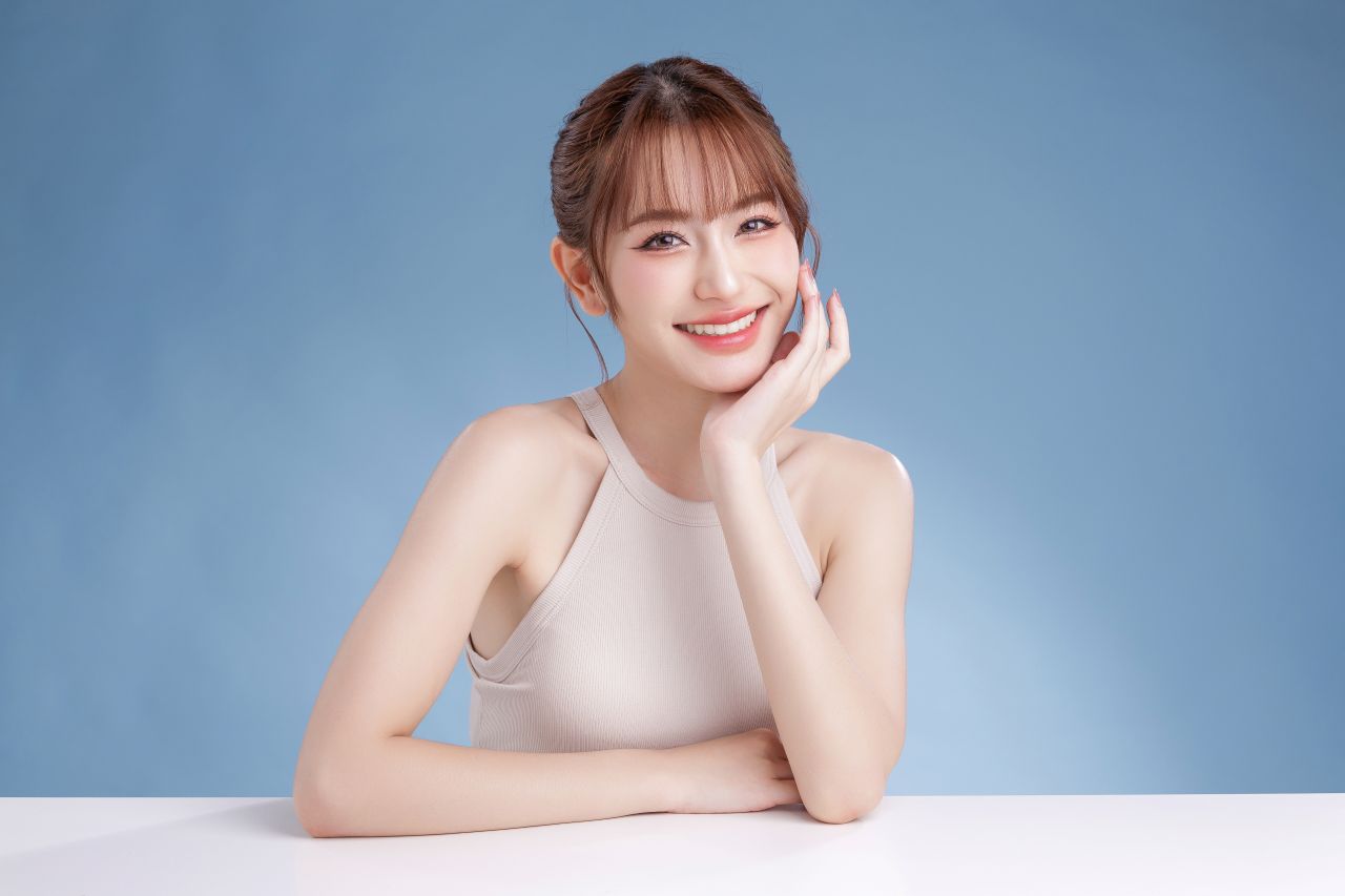 頬に手をあててこちらを見る女性