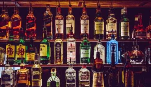 沢山ならんだ洋酒のボトル