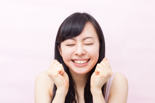 ぶりっこしてほほ笑む女性