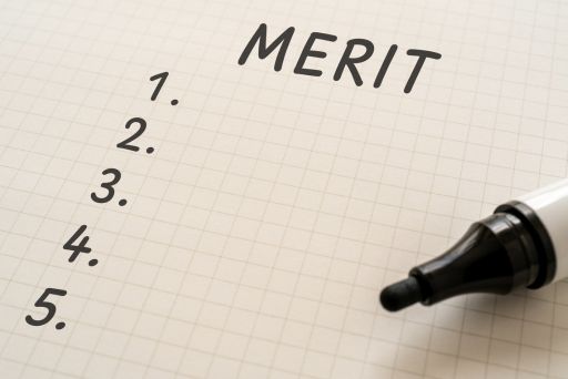 方眼紙に書かれたMERITの文字とナンバリング
