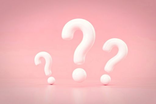 ピンクの背景に３つの？