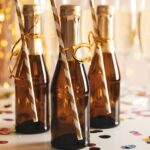 リボンがかかったシャンパンボトル3本