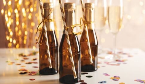 リボンがかかったシャンパンボトル3本