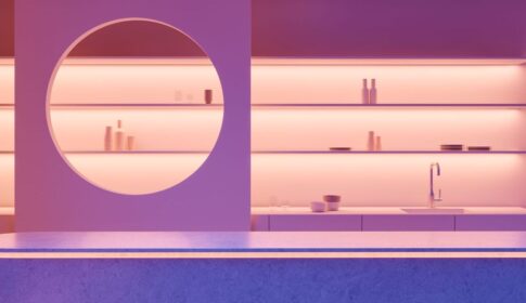 ピンクの棚があるバーのカウンター