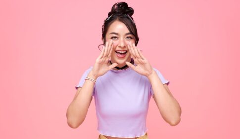 両手を口元にあて何かを叫ぶ女性