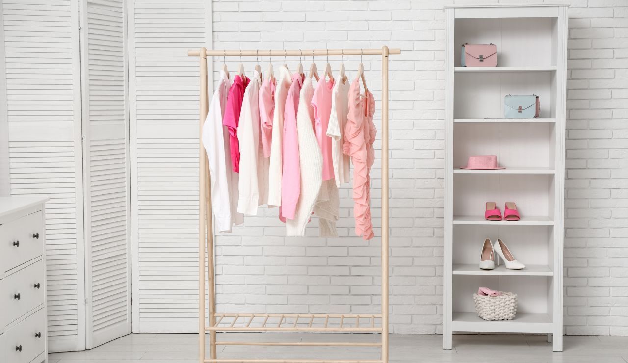 クローゼットにあるピンクの服
