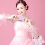 カードを持つドレスの女性