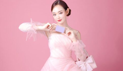 カードを持つドレスの女性