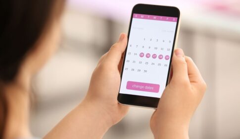 携帯のカレンダーを見る女性