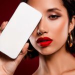 携帯で片目を隠す女性