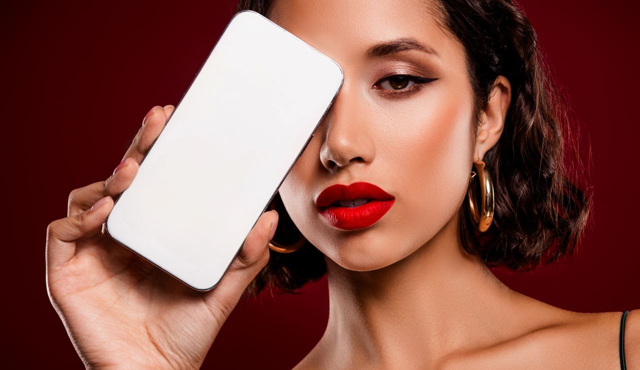 携帯で片目を隠す女性